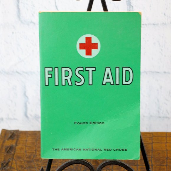 Vintage 1971 America Red Cross First Aid Textbook - Picture 1 of 9